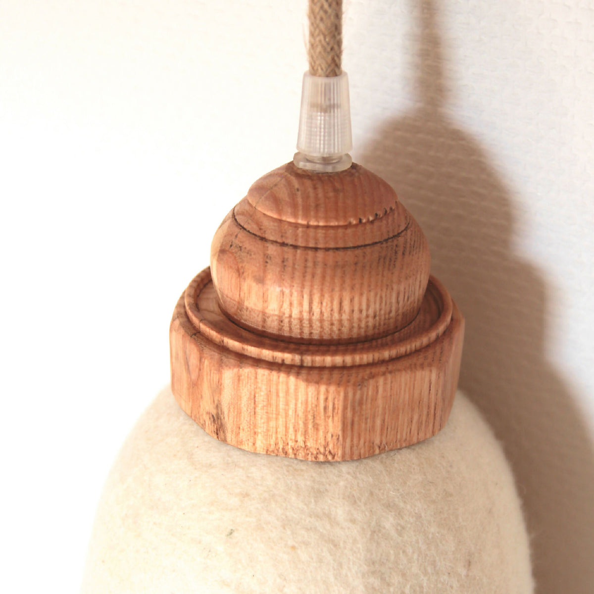 Lampe baladeuse avec base en bois tressé et abat-jour en feutre clair, cordon suspendu