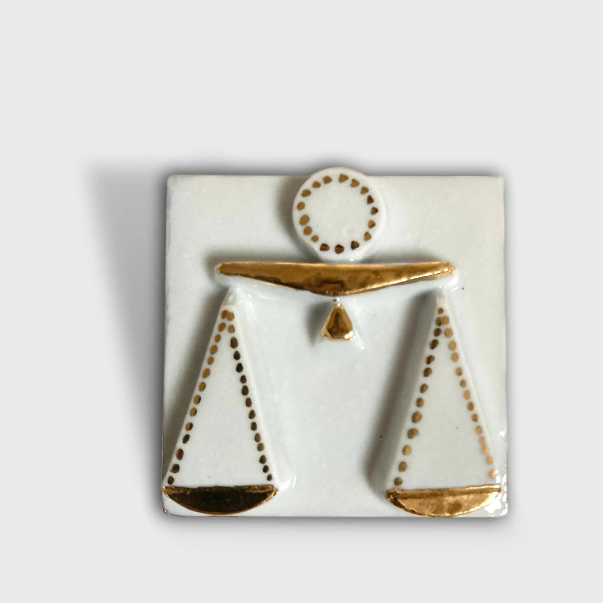Boîte à bijoux en porcelaine blanche, décor balances dorées et médaillon rond.