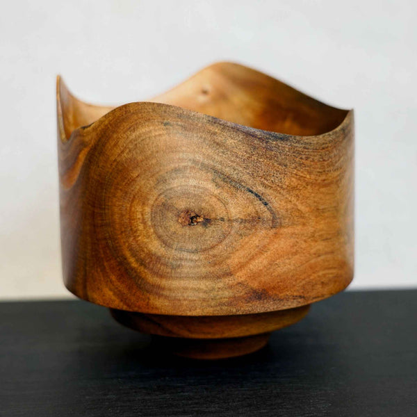 Bol en bois « vague » brun, forme ondulée, veinage visible