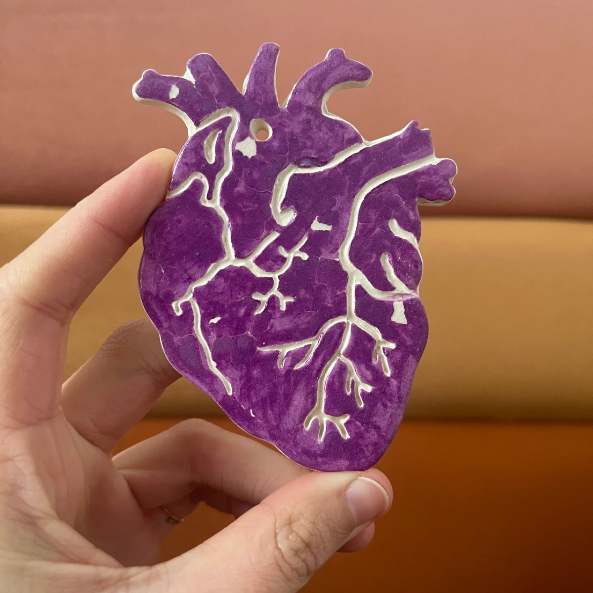 Cœur anatomique en céramique violet, nervures blanches visibles sur le motif