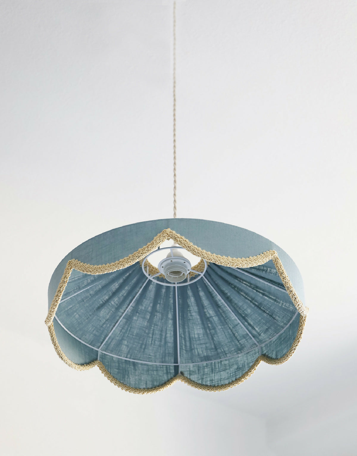 Suspension florale bleu minéral vue de dessous, bordure dorée et douille centrale