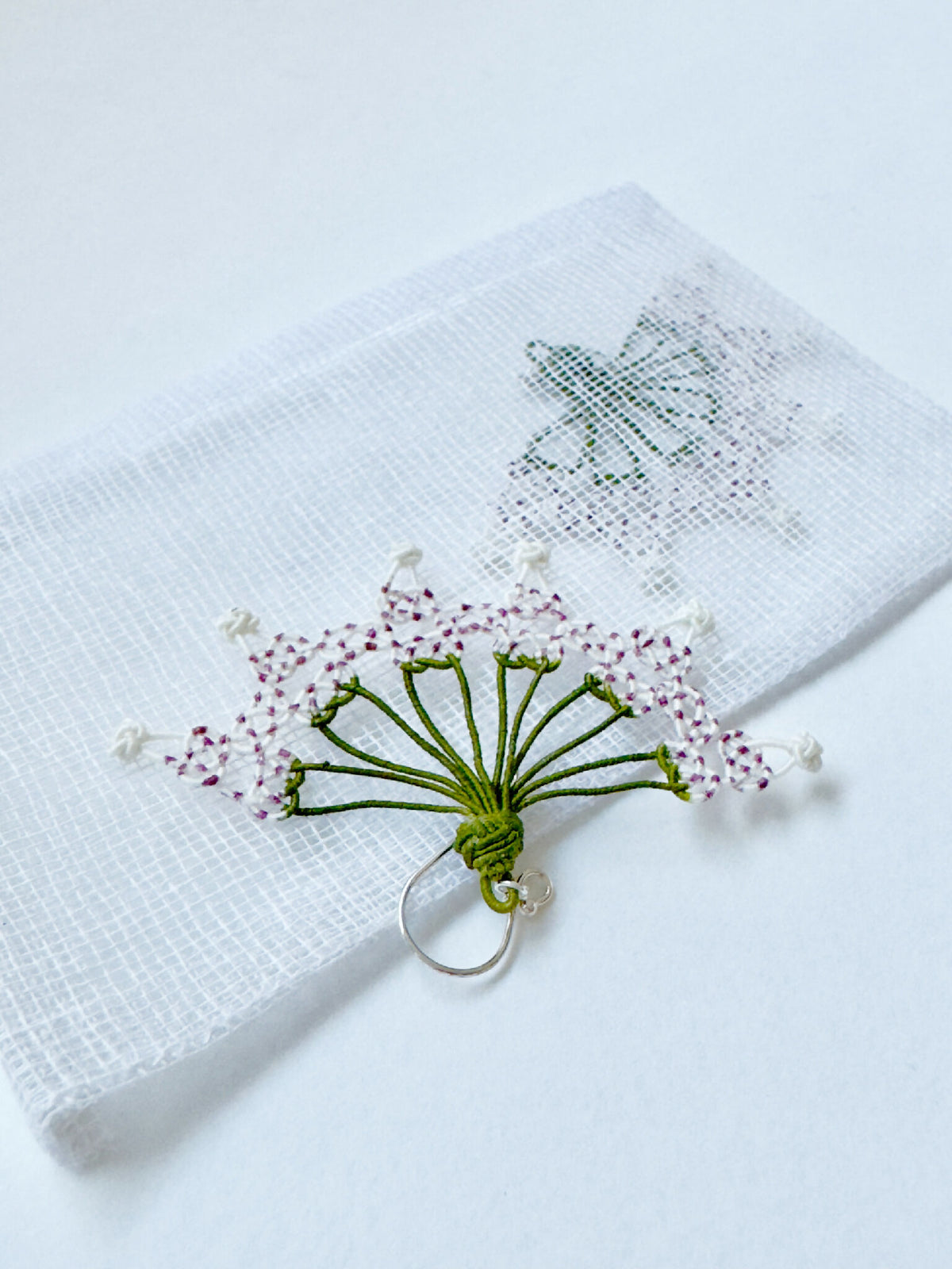 Boucle d’oreille éventail en soie vert, perles roses et blanches, crochet argenté.
