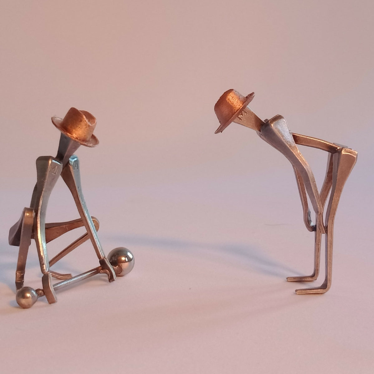 Sculpture miniature en métal : deux figurines sur accessoires