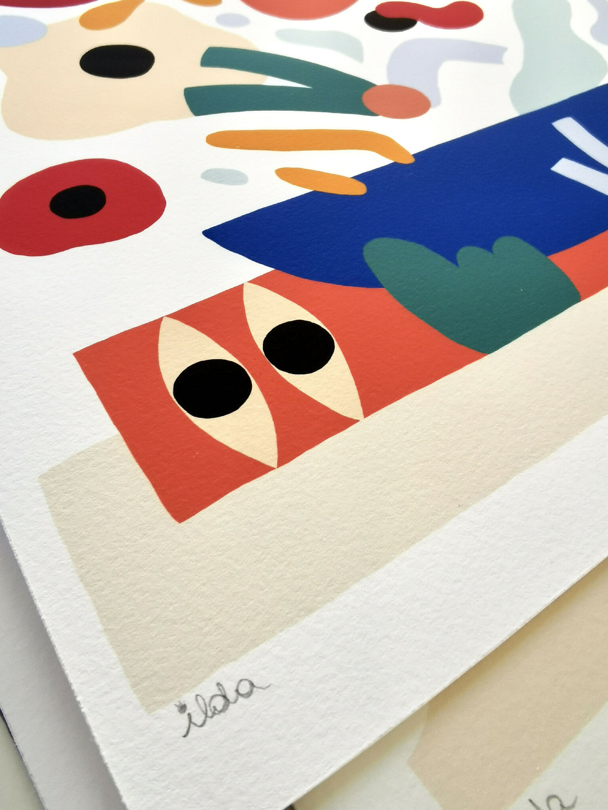 Affiche digigraphie en gros plan : formes rouges, bleues et beiges sur papier clair