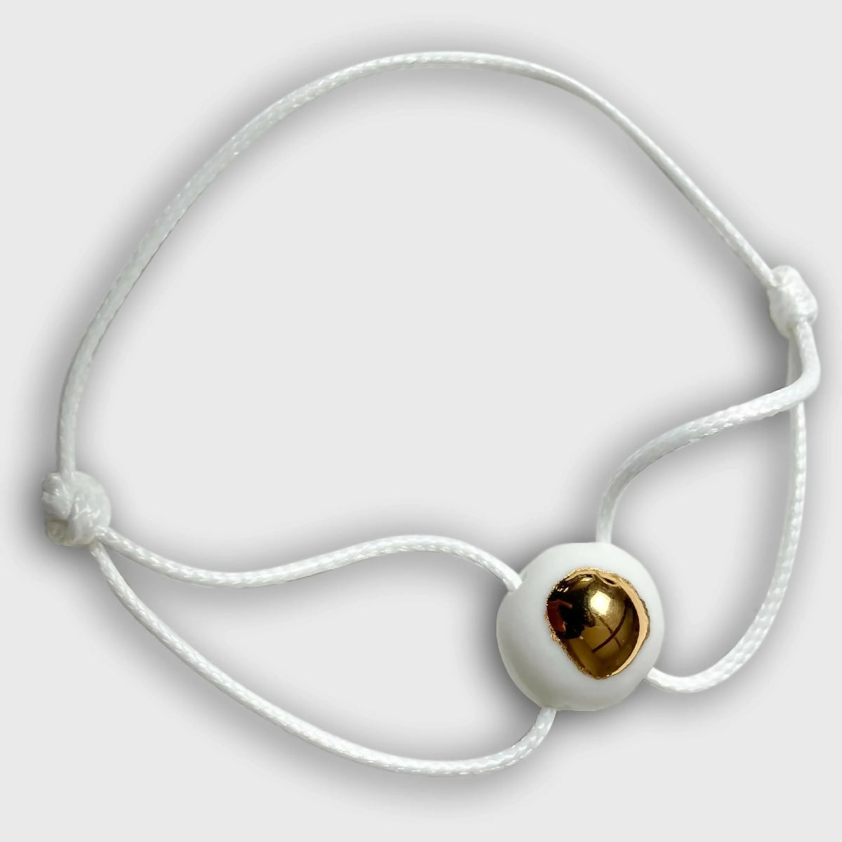 Bracelet en cordon blanc avec perle goutte dorée
