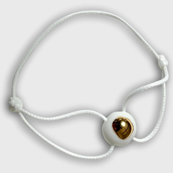 Bracelet en cordon blanc avec perle goutte dorée