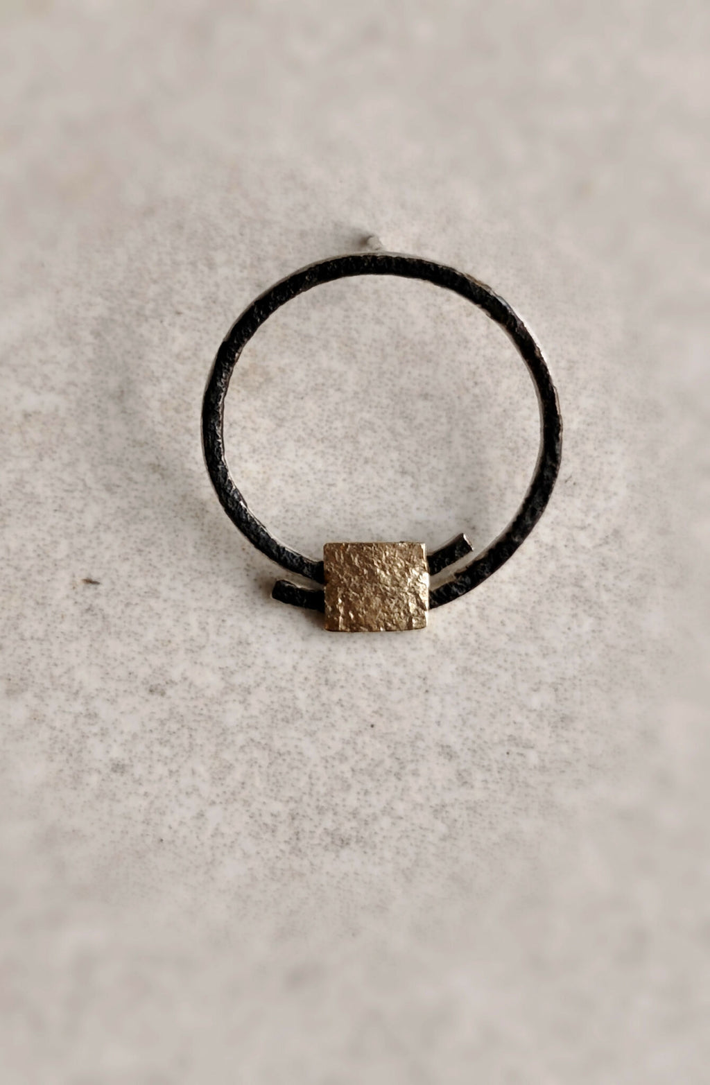 Boucle d’oreille anneau noir, carré texturé doré au centre