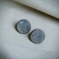 Boucles d’oreilles puces “Lina” en argile sauvage et argent 925