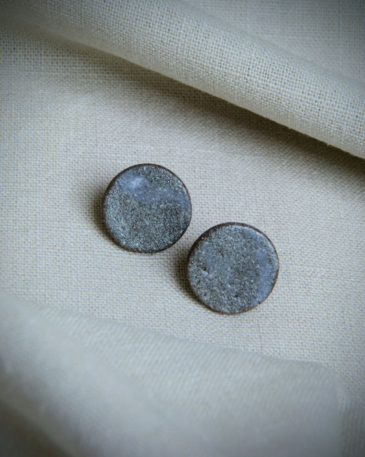 Boucles d’oreilles puces “Lina” en argile sauvage et argent 925