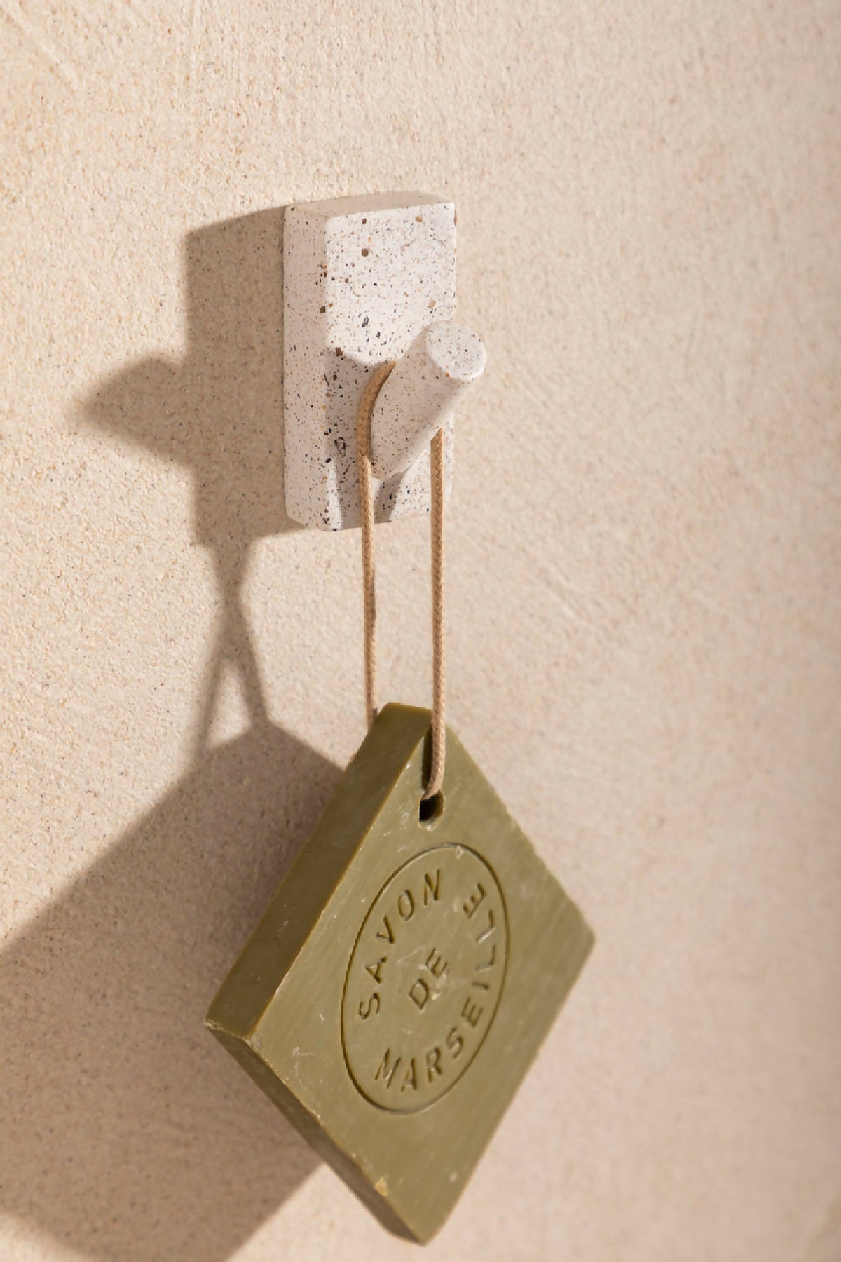 Patère murale en bloc beige moucheté avec crochet et savon de Marseille vert olive