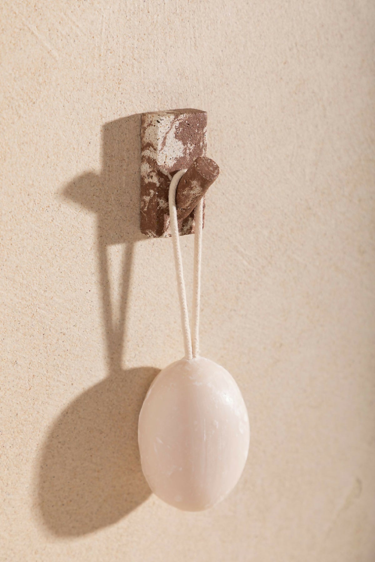 Patère murale en bloc brun avec crochet et bulbe blanc pour accrocher un accessoire