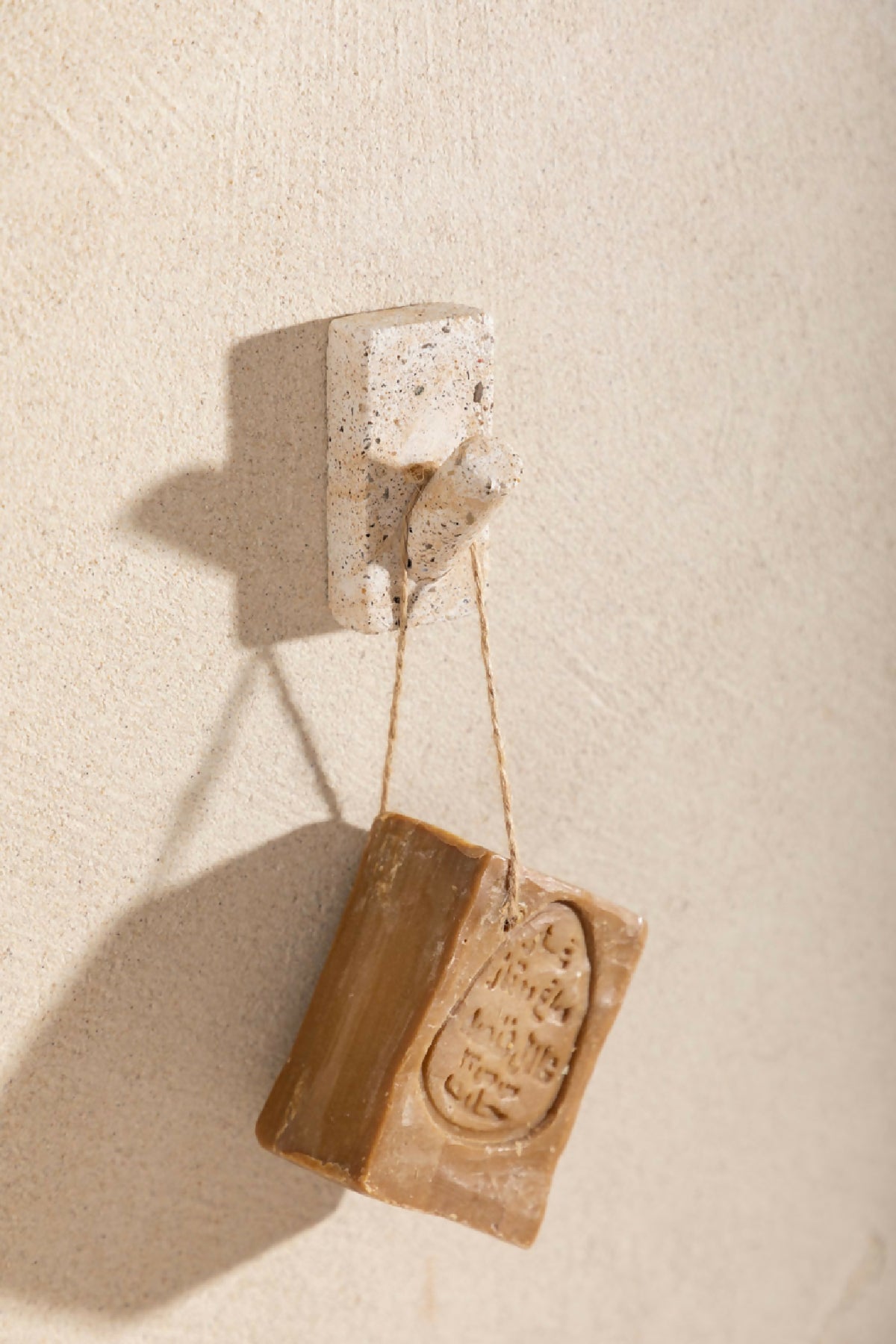 Patère murale en bloc beige moucheté avec crochet et savon de Marseille brun