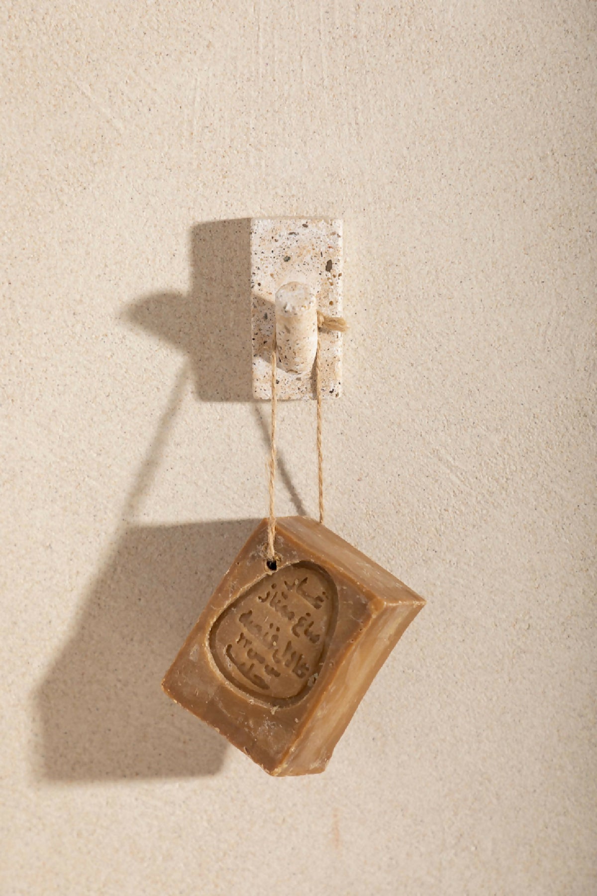 Patère murale en bloc beige moucheté avec crochet et savon de Marseille brun