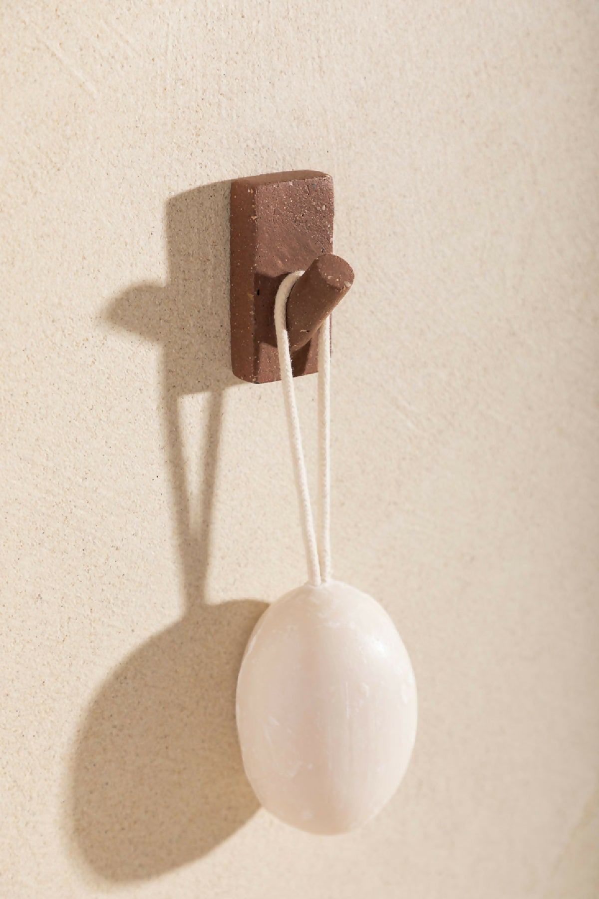 Patère murale en bloc brun foncé avec crochet et bulbe blanc pour accrocher un accessoire