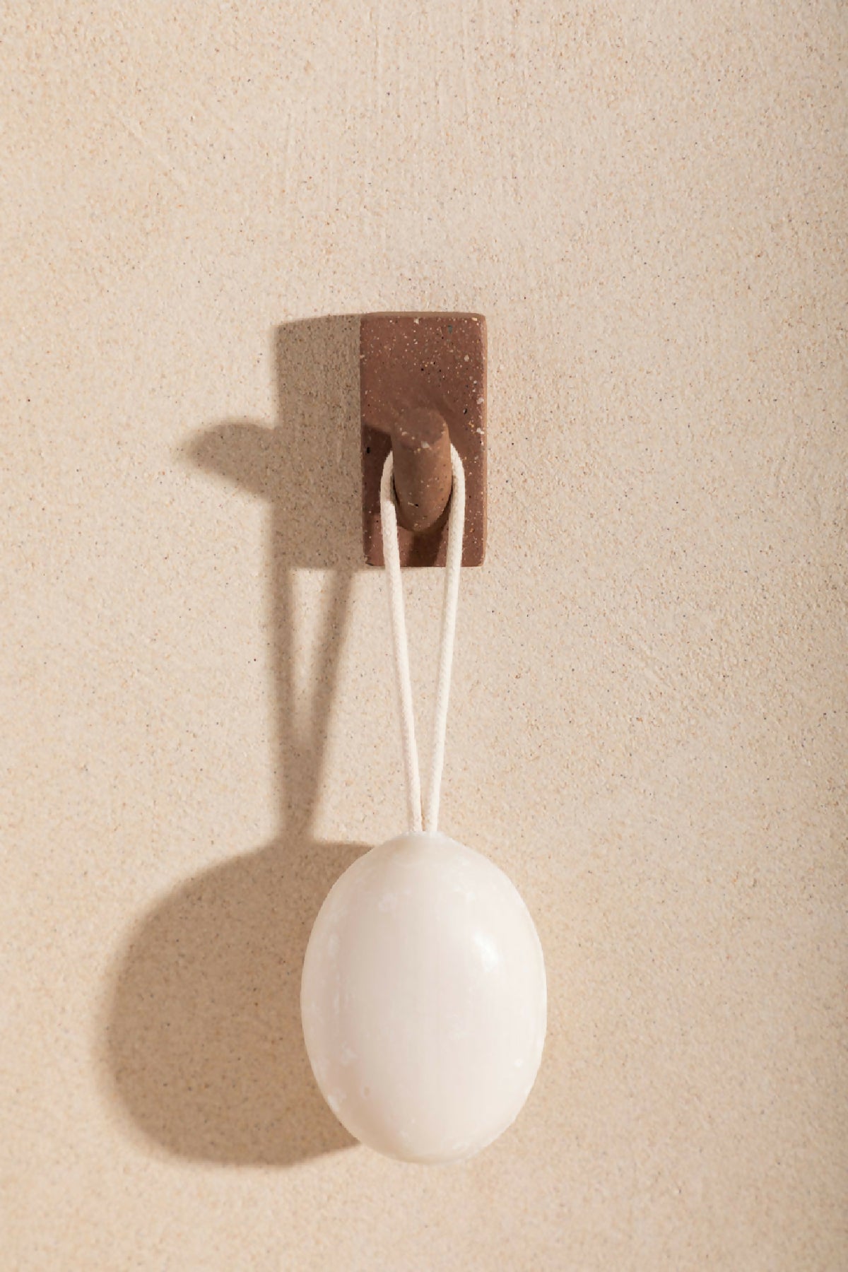 Patère murale en bloc brun avec crochet et bulbe blanc pour accrocher un accessoire