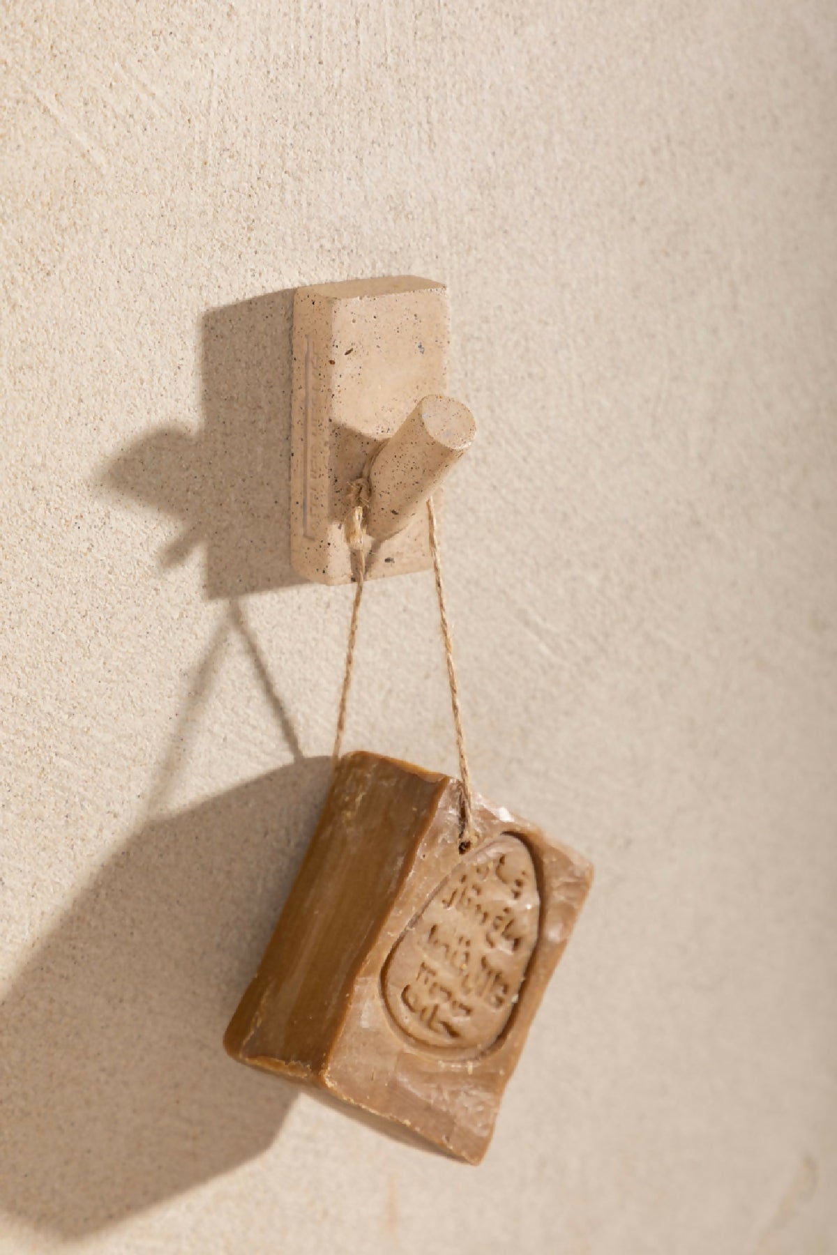 Patère murale en bloc beige moucheté avec crochet et savon de Marseille brun