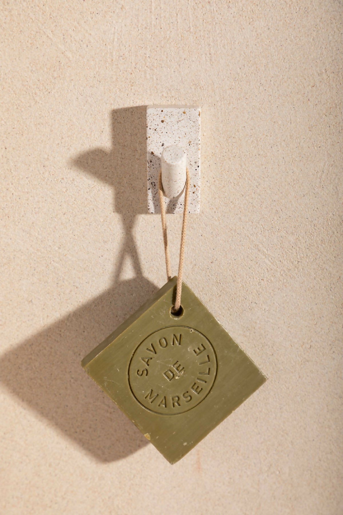 Patère murale en bloc beige moucheté avec crochet et savon de Marseille vert olive