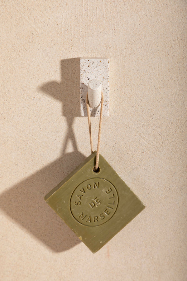 Patère murale en bloc beige moucheté avec crochet et savon de Marseille vert olive