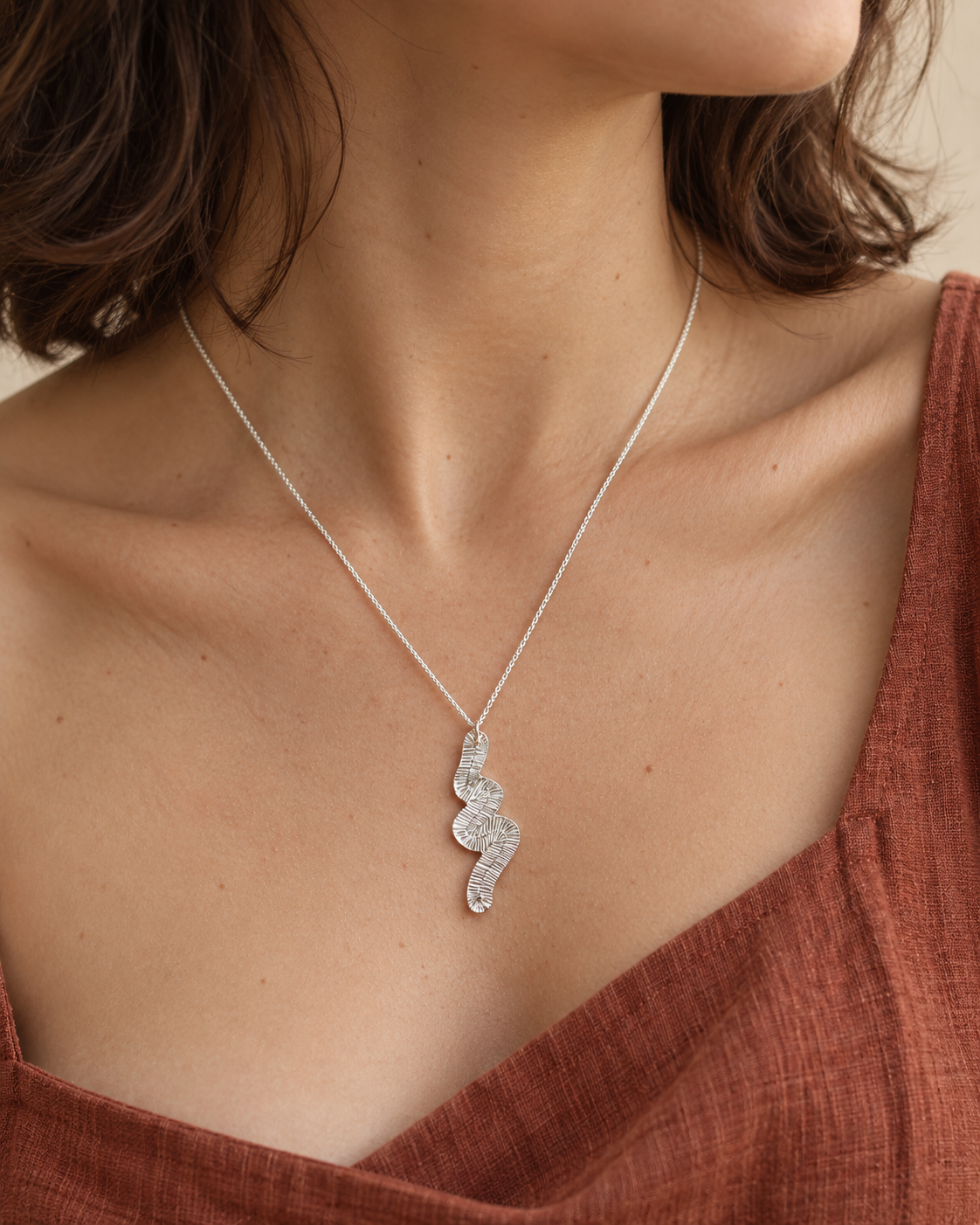 Collier volute grand zigzag strié en argent massif recyclé 925