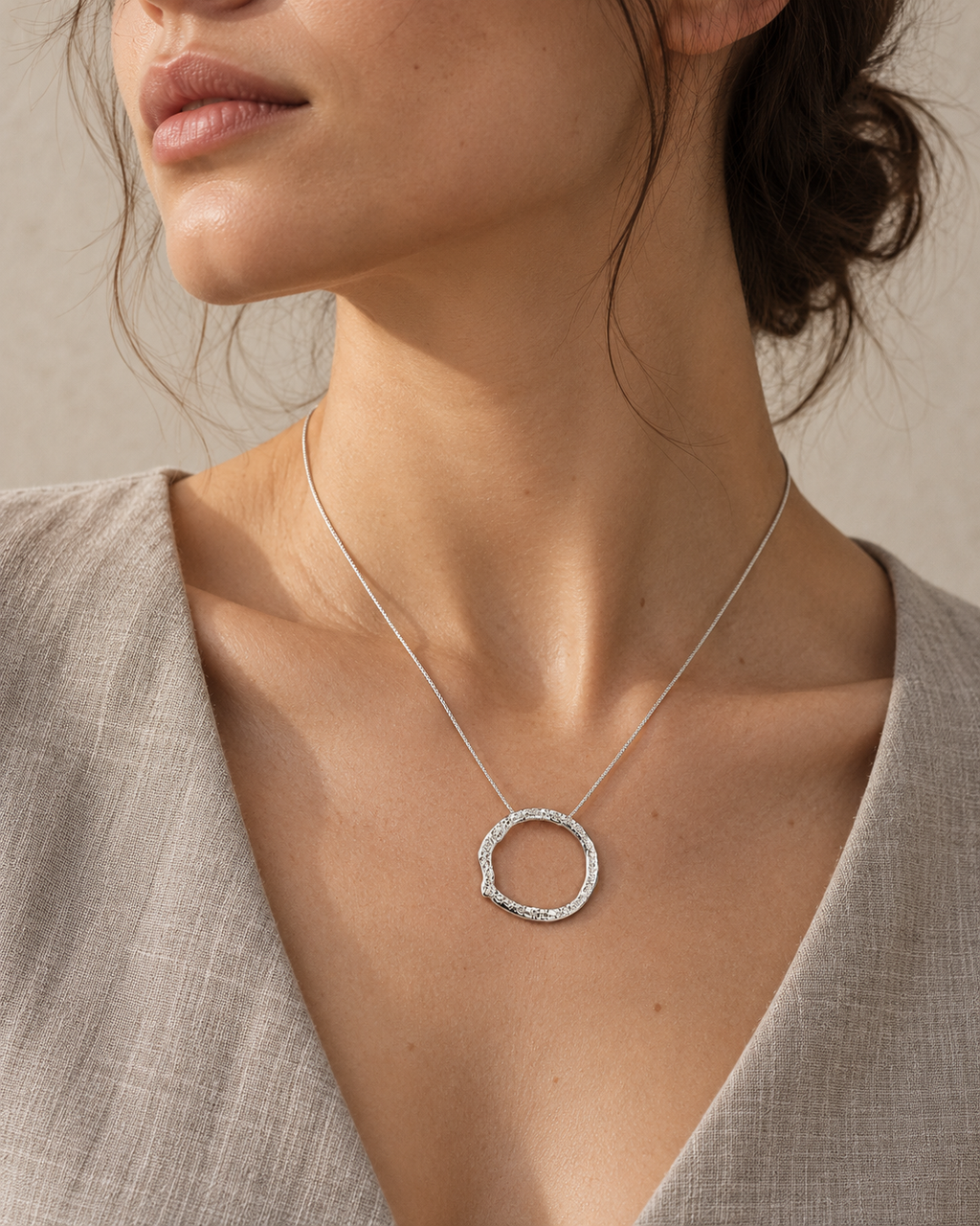 Collier cercle texturé en argent massif