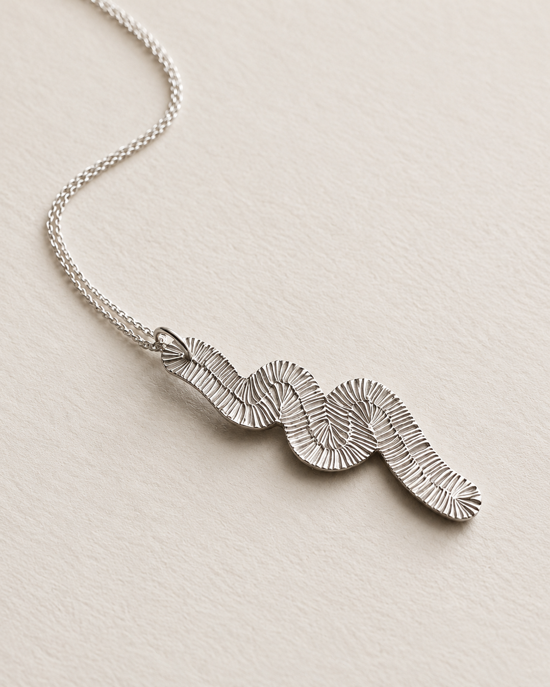 Collier volute grand zigzag strié en argent massif recyclé 925