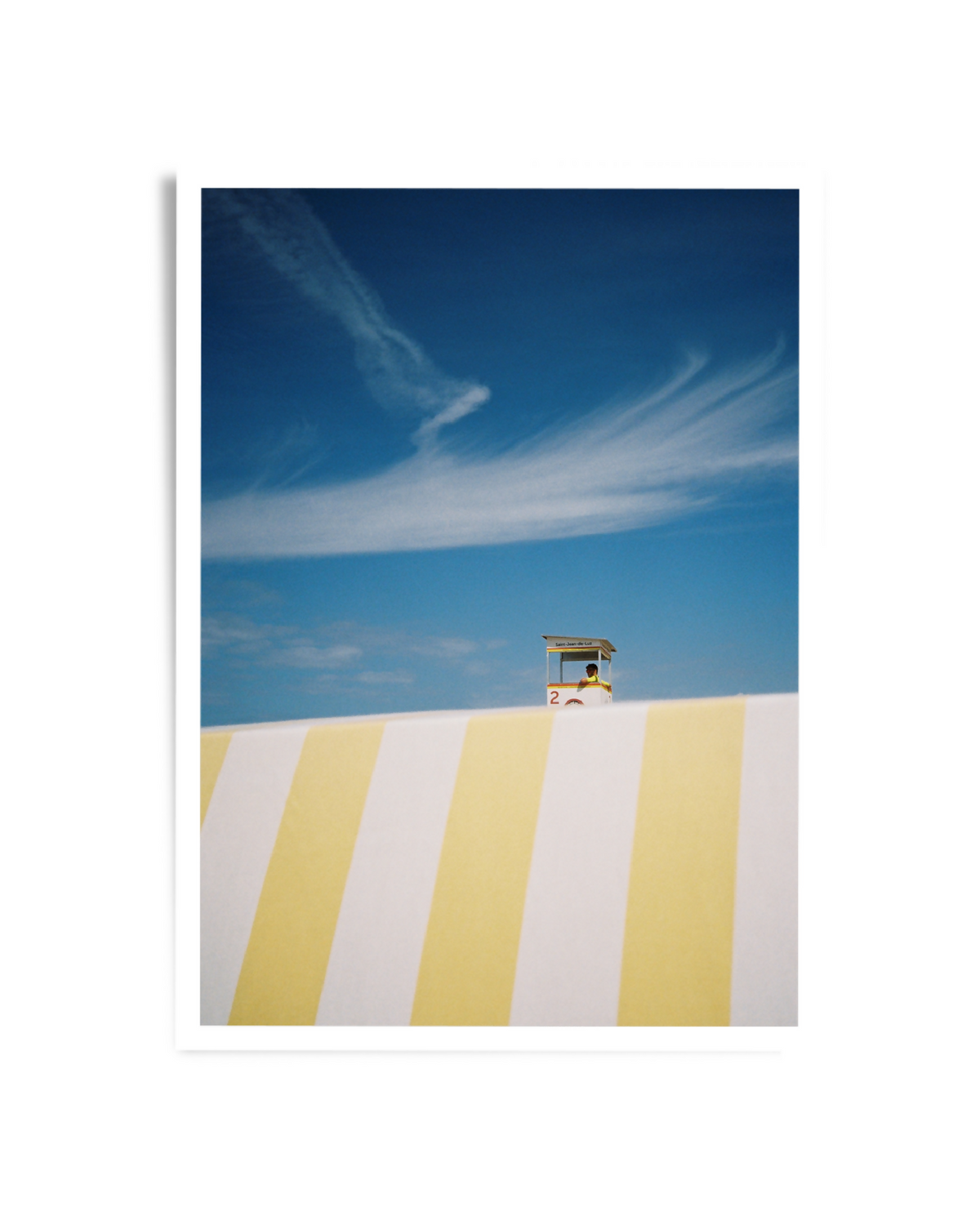 Affiche paysage de plage avec parasol et serviette à rayures jaunes et blanches