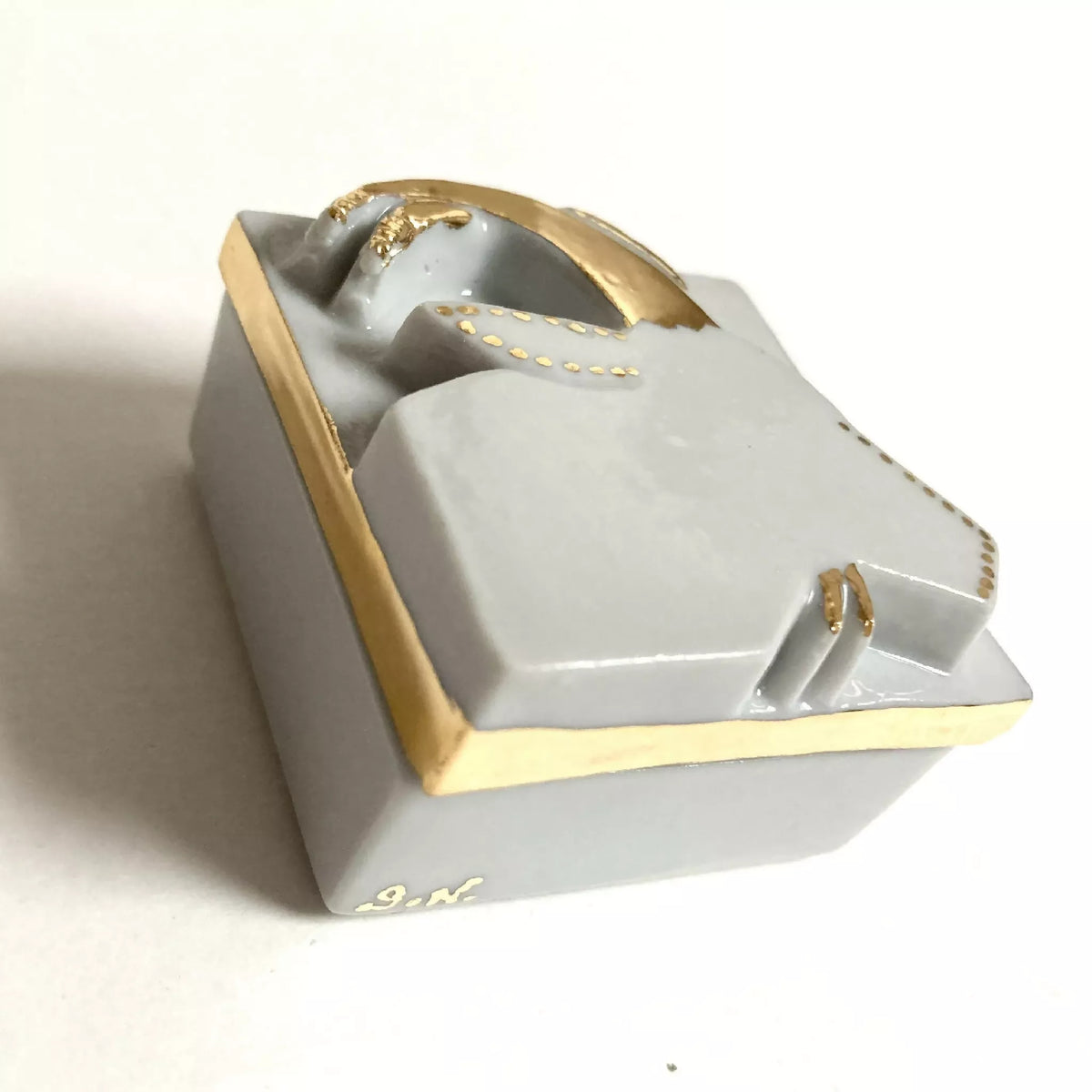 Boîte à bijoux en porcelaine blanche fermée, bord doré et motif capricorne