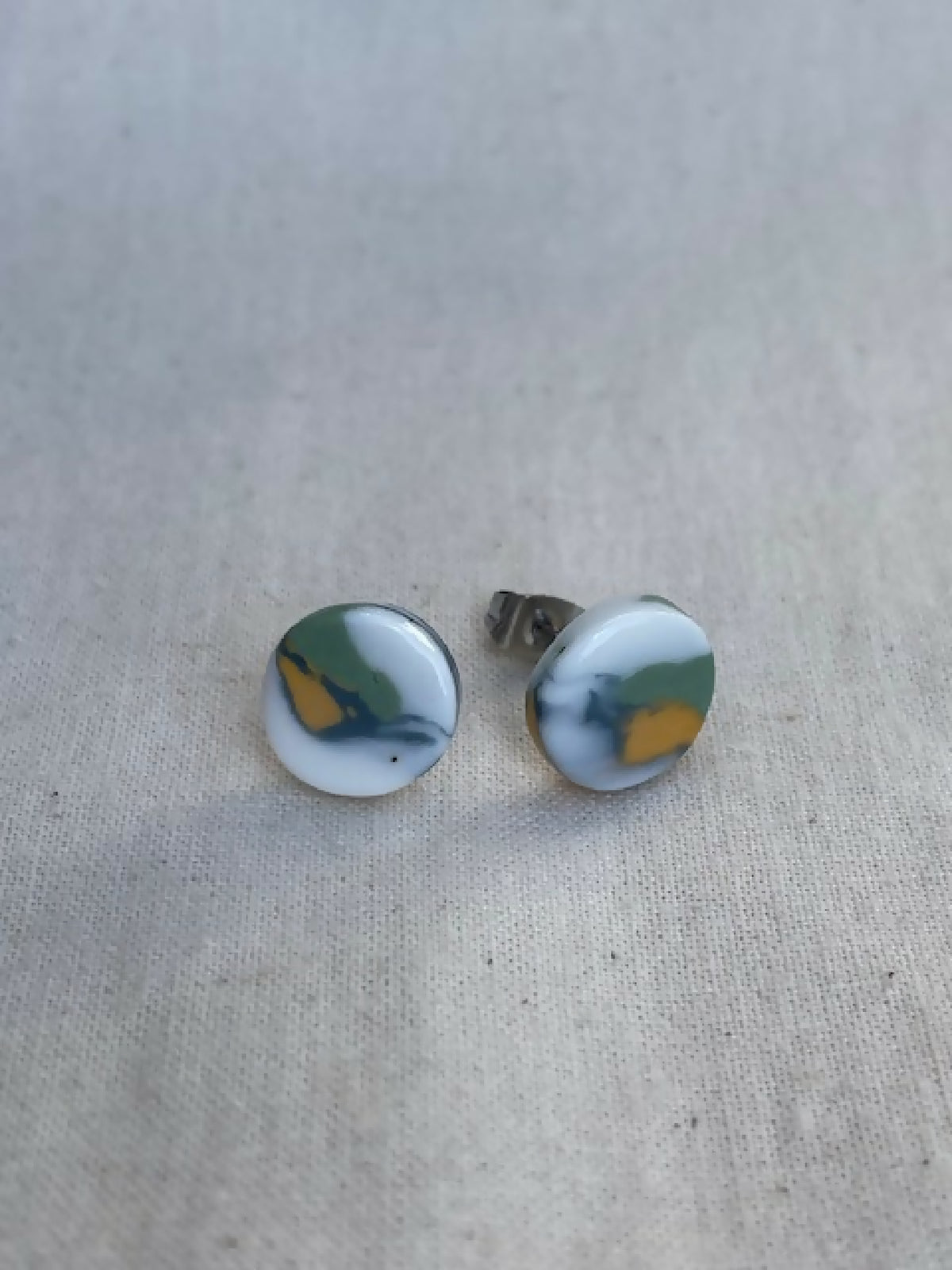 Clous d’oreille en porcelaine à cabochon marbré bleu, vert et jaune