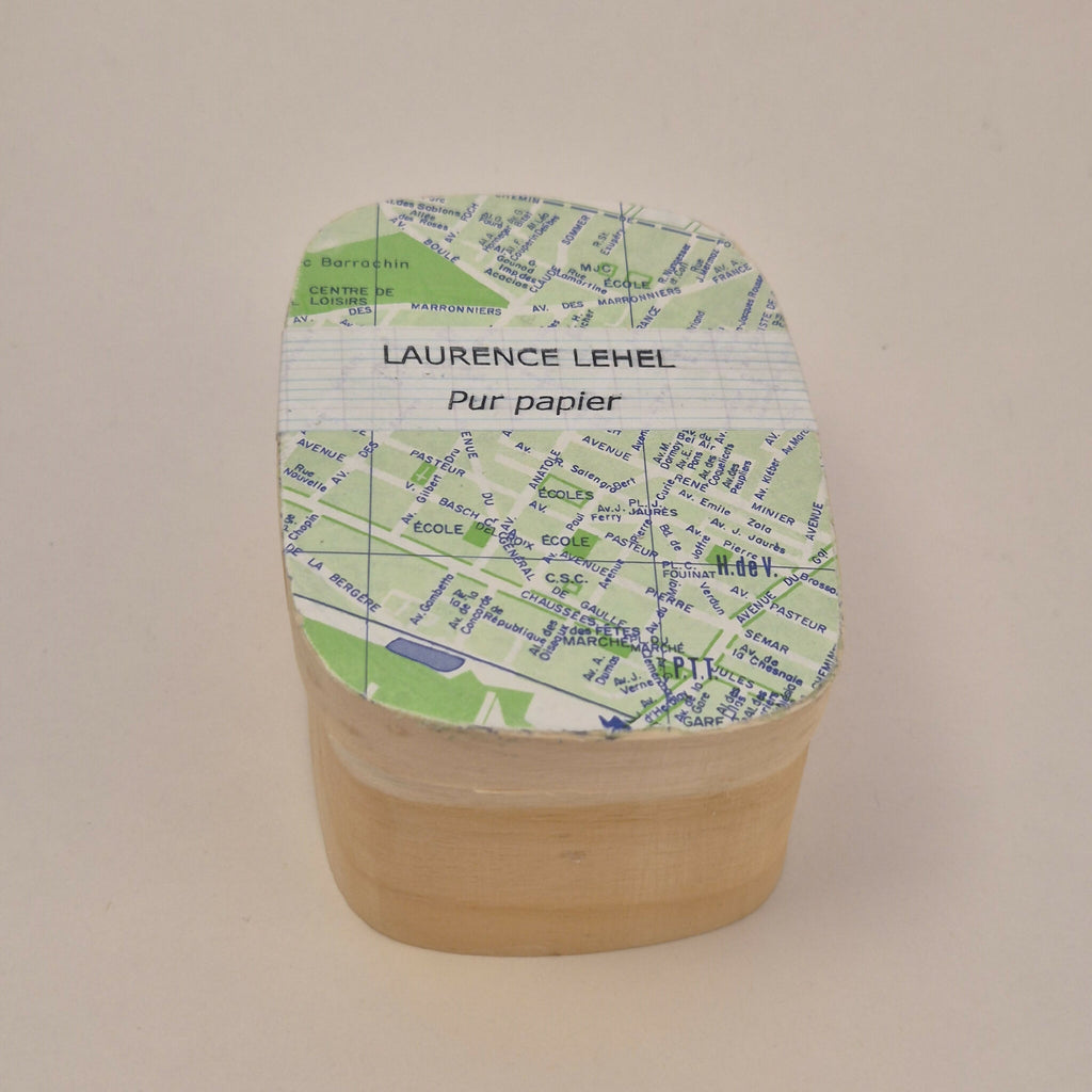 Boîte en papier beige avec étiquette « LAURENCE LEHEL » « Pur papier »
