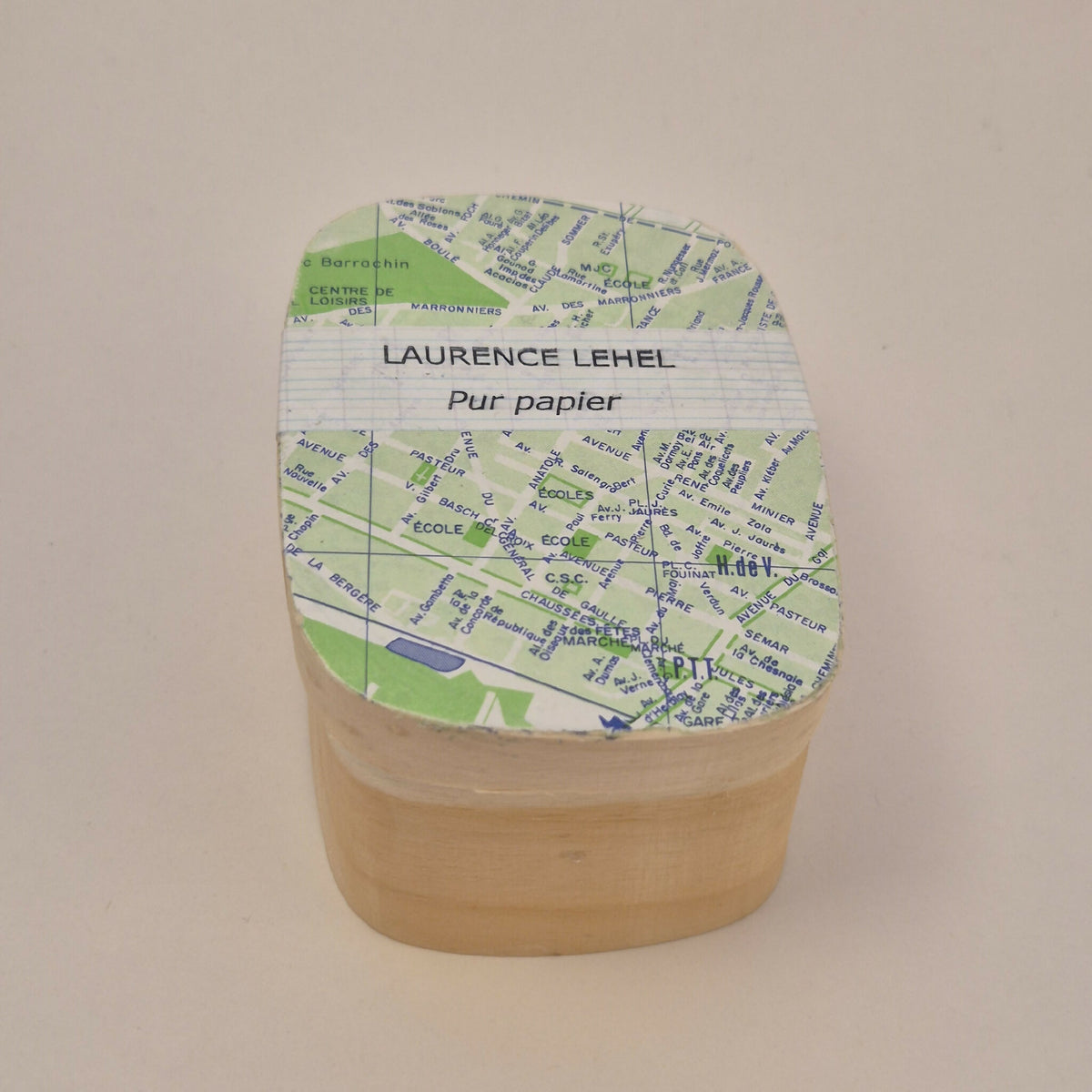 Boîte en papier beige avec étiquette « LAURENCE LEHEL » « Pur papier »