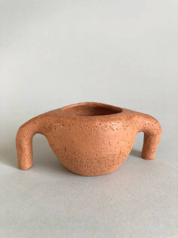 Pot en terre cuite orange à deux pattes, bol central ouvert