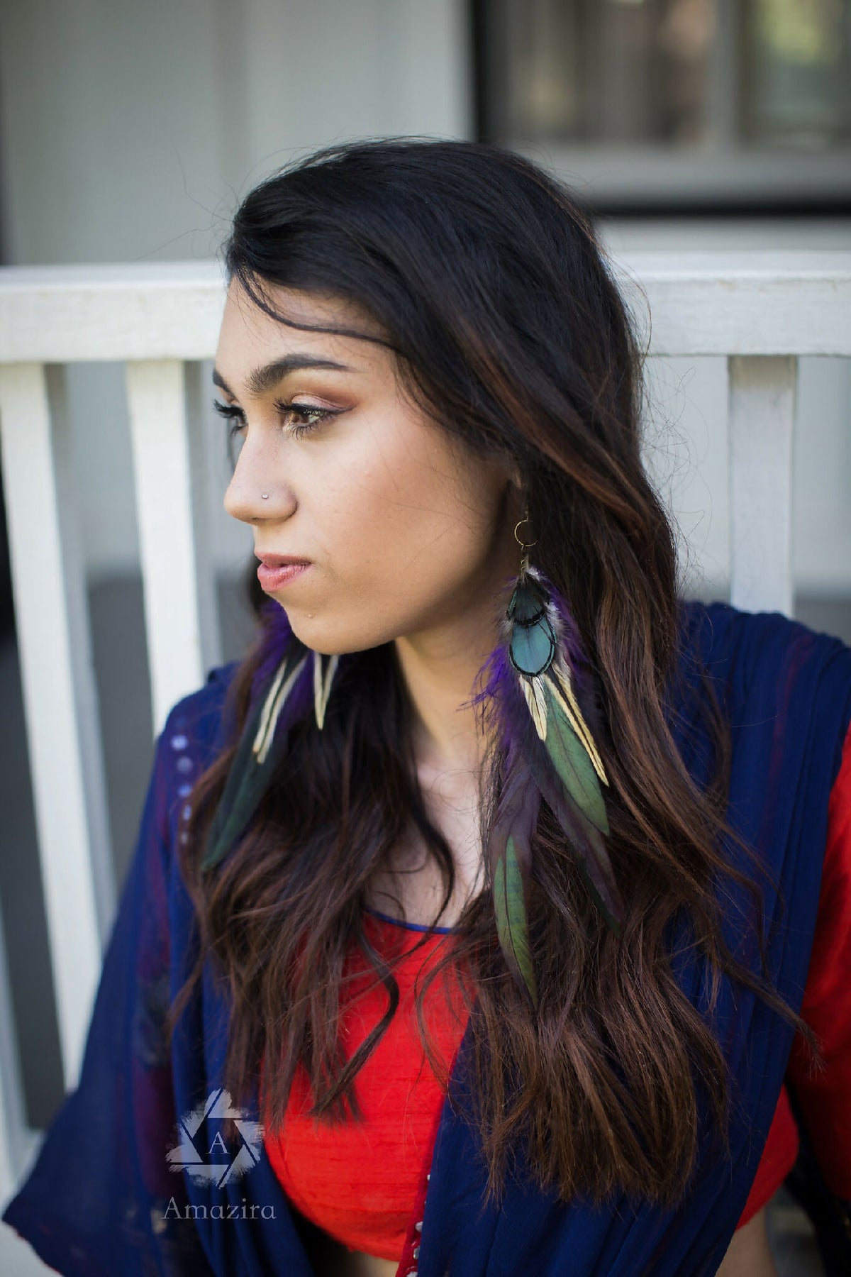 Boucles d’oreilles pendantes en plumes vertes et violettes