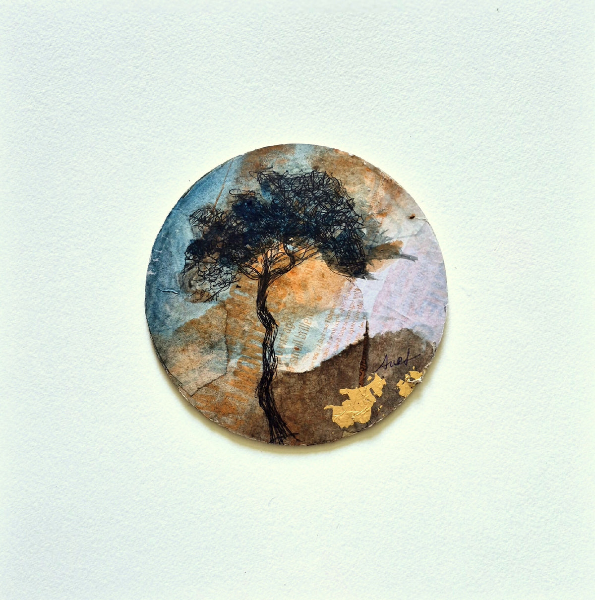 Tableau original unique l'Aveline : rond avec arbre sombre sur fond beige et bleu