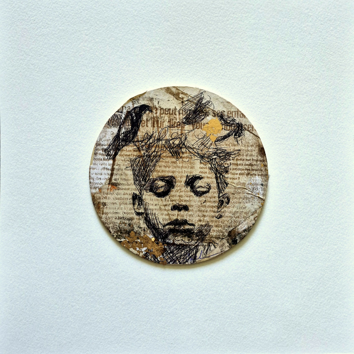 Tableau mural rond portrait en noir, beige et touches jaunes, style collage
