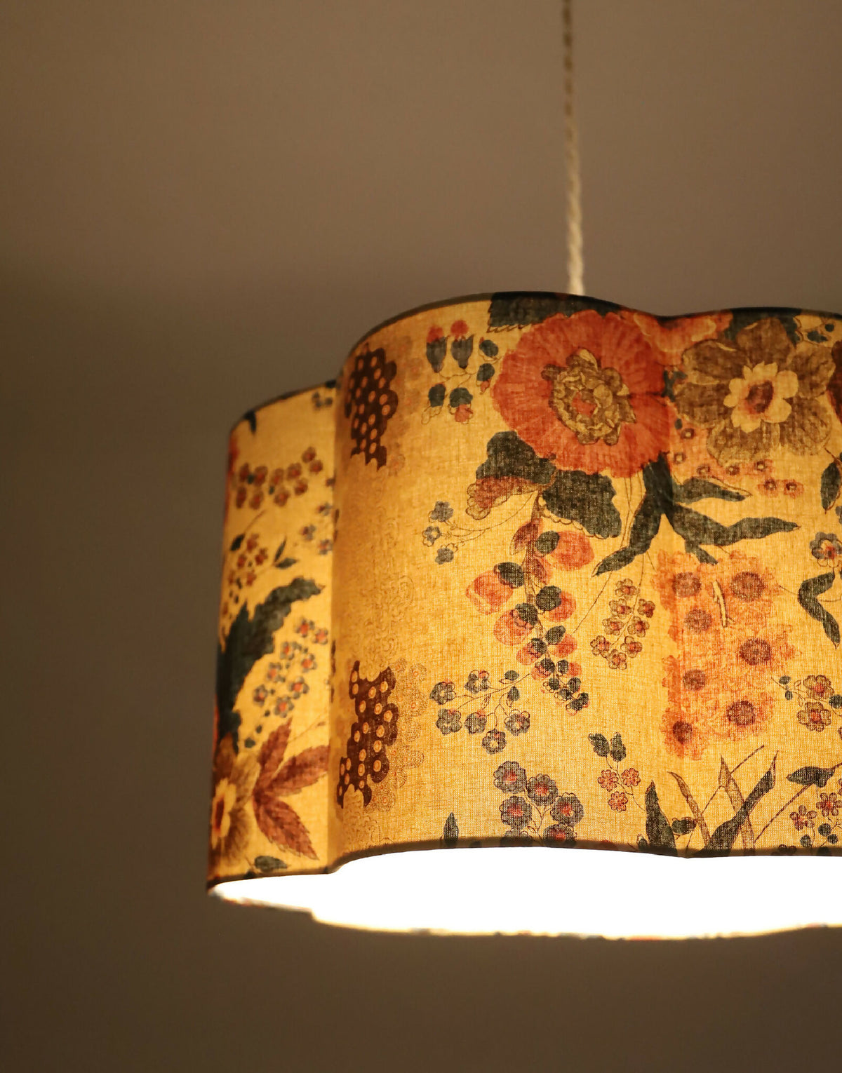Suspension abat-jour tissu floral, forme dôme, motifs orange et beiges avec éclairage