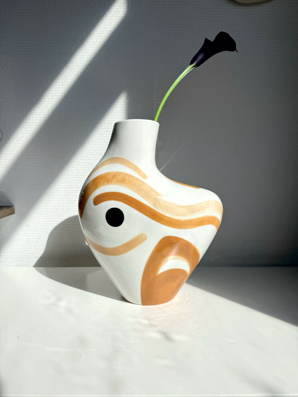 Vase buste organique blanc, décor ocre et orange, avec tige et fleur noire.