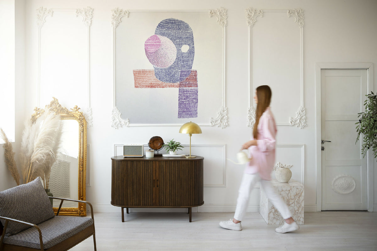 Toile murale abstraite brodée, formes bleues et roses sur fond clair