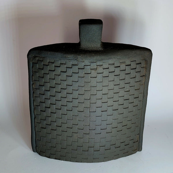 Vase céramique foncé motif damier tressé, col cylindrique avec bouchon