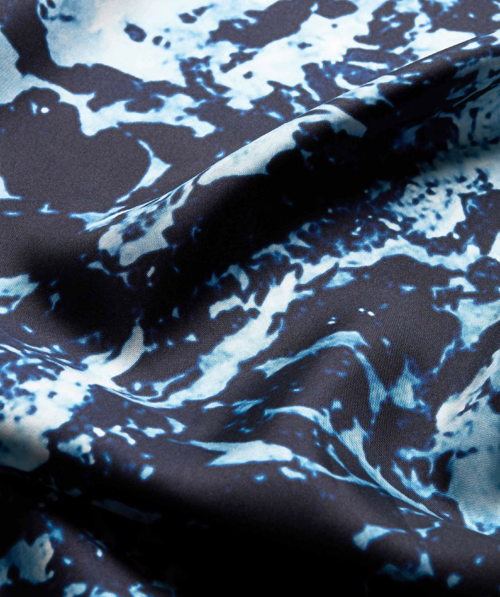 Tissu d’écharpe bleu et noir à motif abstrait, gros plan