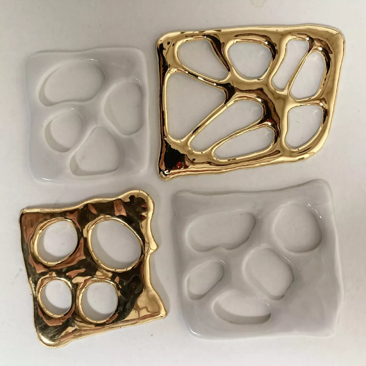 Décor de table 12 pièces : carrés blancs et encadrement doré, motifs pattes