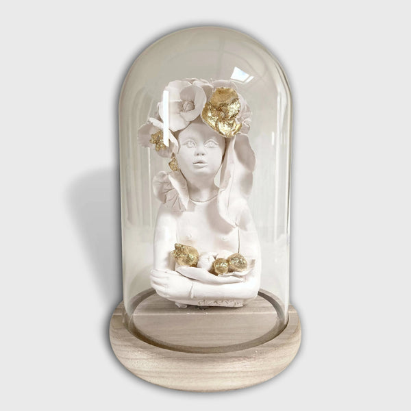 Figurine d’elfe sous cloche en verre, couronne de roses dorées, mains jointes