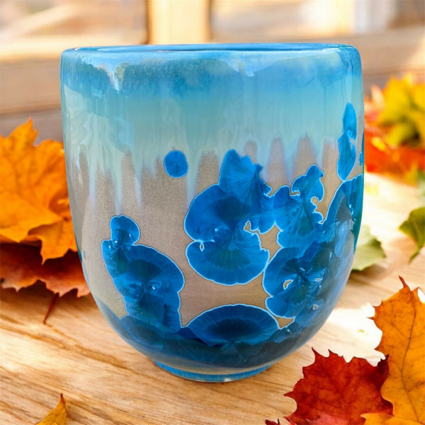 Vase en verre bleu clair avec décor gouttes et motifs floraux en relief