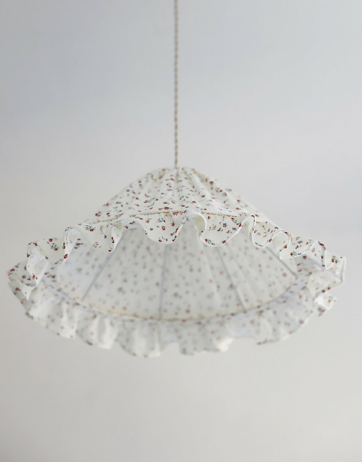 Suspension conique Emilia « tiny flowers » avec volant froncé, motif floral multicolore
