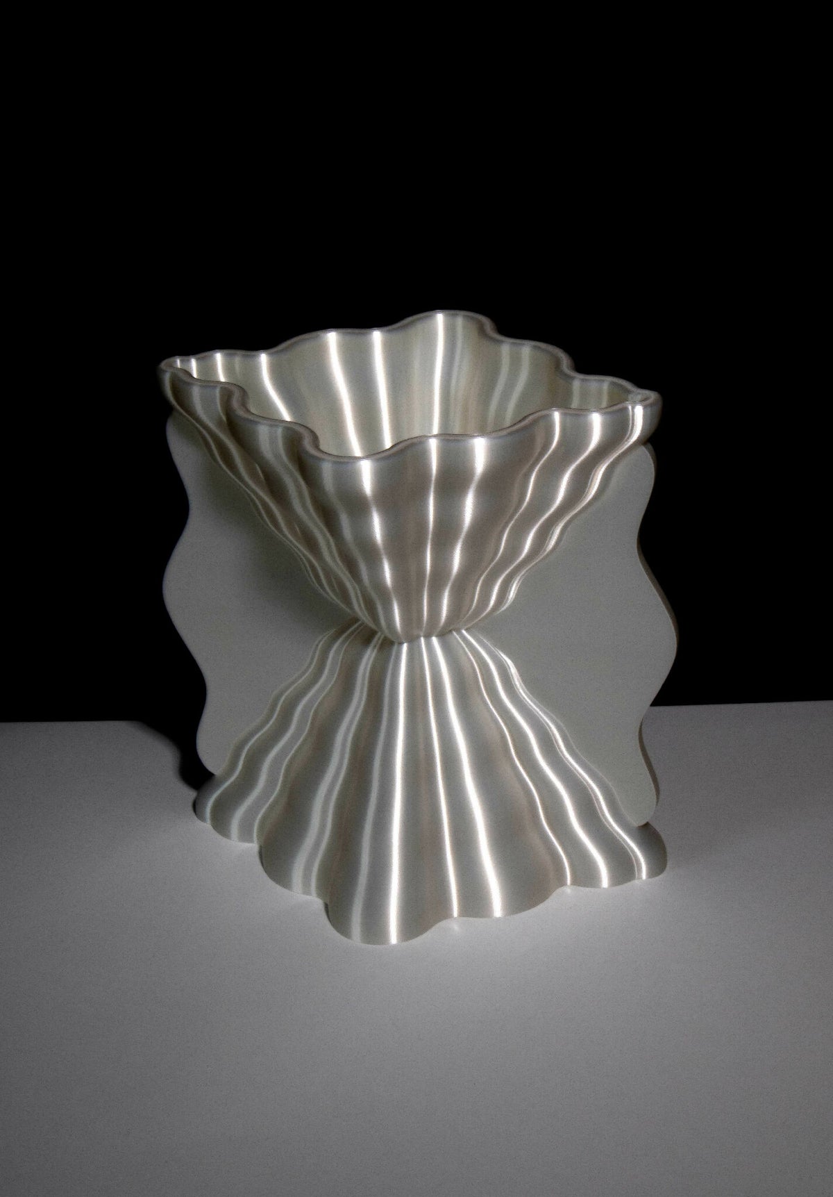Lampe Galéa argentée, abat-jour ondulé, éclairage éteint.