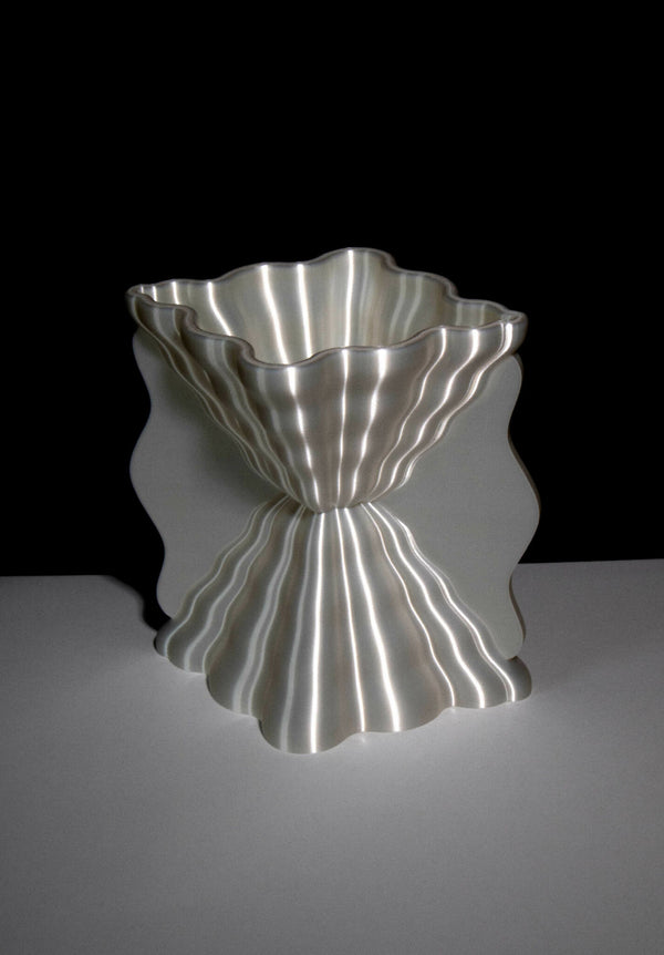 Lampe Galéa argentée, abat-jour ondulé, éclairage éteint.