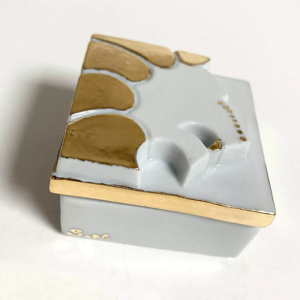 Boîte à bijoux en porcelaine blanche, couvercle carré motif lion doré