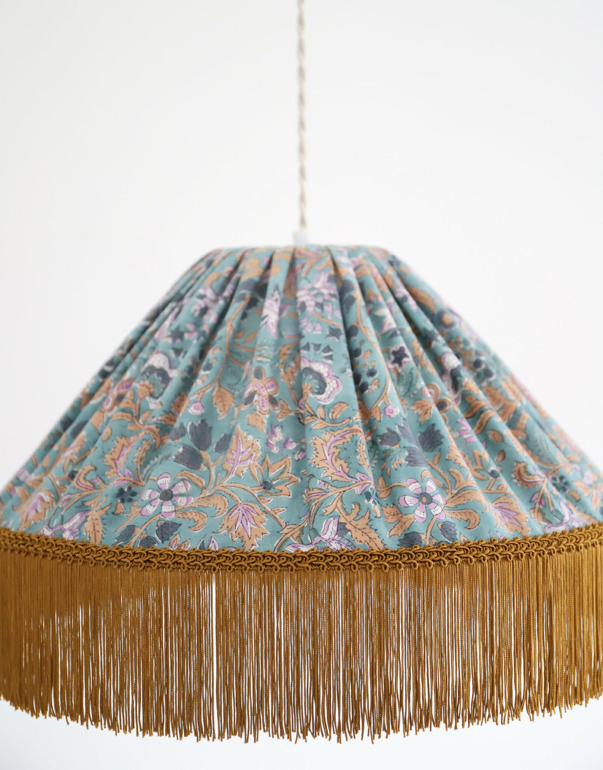 Suspension conique tissu imprimé bleu-vert avec franges dorées en bordure
