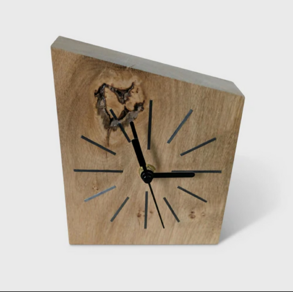 Horloge de bureau en chêne massif, cadran marqueté et aiguilles noires