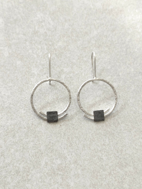 Boucles d’oreilles pendantes argentées, anneaux ronds avec carré noir