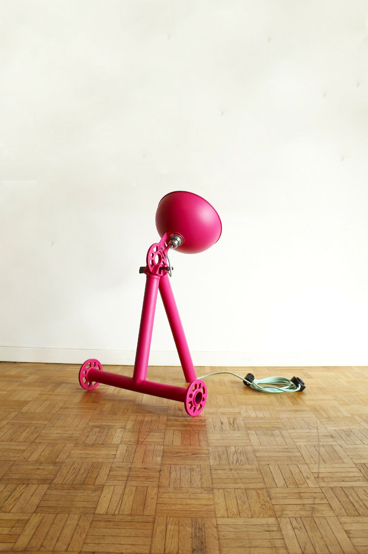 Lampe UMARELL Ettore rose, trépied avec tête sphérique et câble au sol